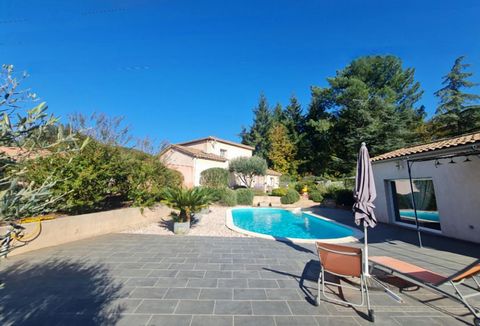 EXCLUSIVITE Sophie Fesquet Propriétés - privées!! Dans un hameau et au calme, je vous propose cette très belle villa aux prestations de qualité et édifiée sur un terrain clos et paysagé de 1700m² . Dés l'entrée, cette maison de construction tradition...