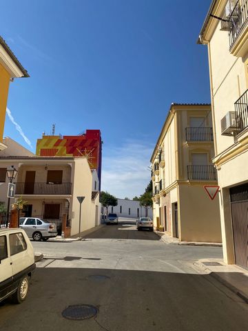 Cozy premises of 56 square meters for rent, strategically located at street level in the Archidona area. With many possibilities. Its unbeatable location gives you the advantage of being in one of the areas with great commercial activity, easy parkin...