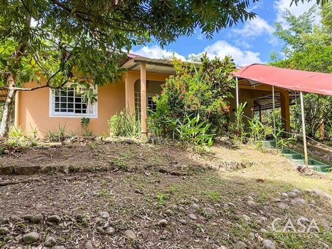 Dieses Haus mit 3 Schlafzimmern und 2 Bädern und Büroräumen befindet sich in Puerto Armuelles, Chiriquí, nur 5 Fahrminuten vom Stadtzentrum entfernt. Das Anwesen befindet sich vor dem Las Lomas-Feld und bietet einen einfachen Zugang über eine asphalt...