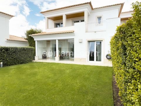 Maison jumelée de trois chambres située à Vilamoura, à proximité du terrain de golf Victoria, dans un quartier résidentiel et très calme. Le développement où se trouve cette maison, privilégie les espaces verts, la tranquillité et la proximité de tou...