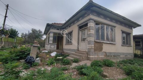 Imoti Tarnovgrad vous propose une maison de plain-pied à vendre, située dans le village de Strahilovo. Le village est situé à 7 km. de Polski Trambesh et 45 km. de Veliko Tarnovo. La propriété proposée se compose d’une maison de plain-pied composée d...