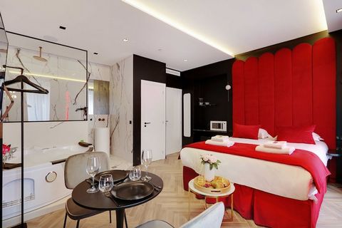 Bienvenue dans cette charmante chambre privative de 27 m², nichée au cœur du vibrant 1er arrondissement de Paris, dans le quartier animé des Halles. Somptueusement aménagée avec de nombreux équipements, dont un jacuzzi, cet espace vous offre tout le ...