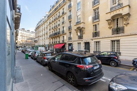 Checkmyguest vous propose ce joli studio de 23m² situé dans le quartier des Ternes, à quelques pas de l'Arc de Triomphe. Lumineux et bien agencé, il offre un espace de vie fonctionnel et moderne. Sa proximité avec les commerces, restaurants et transp...