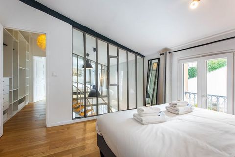 Checkmyguest vous propose cette charmante maison de 80 m² située à Montrouge, à seulement 5 minutes de Paris. Avec ses deux chambres spacieuses et sa capacité d'accueil de 8 personnes, cette demeure est idéale pour un séjour en famille ou entre amis....