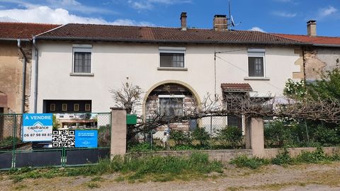 EN EXCLUSIVITE. Située à PONT-DU-BOIS. Maison de village sur terrain de 1582m² comprenant : Au rez-de-chaussée : entrée, cuisine avec cheminée en pierre de 23m², séjour avec poêle à bois de 20m² et salon avec insert de 21m². A l'étage : 4 chambres (1...