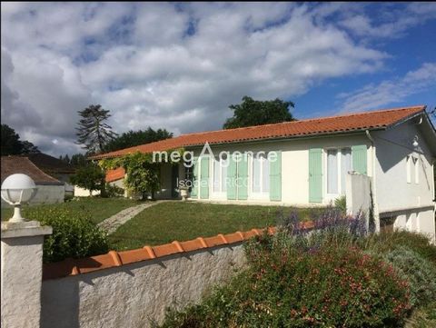 Situé à moins de 2 km au calme de Marennes, ensemble immobilier de 1977 proposant une maison de 131.5m², un studio de 44.4m² et un garage de 85m² sur un terrain en partie clos de 1136m². L'entrée conçue avec auvent dessert la partie jour avec une piè...