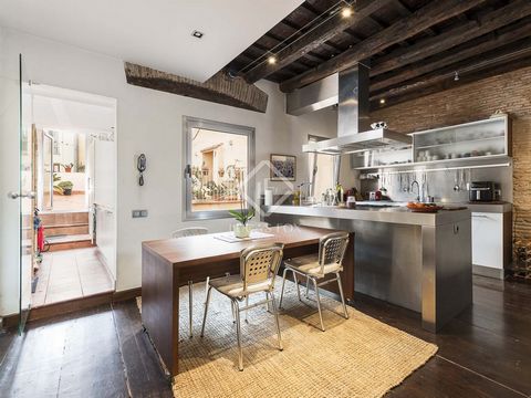 This spectacular duplex located in the heart of Barcelona combines the charm of the original elements with all modern comforts. It has two independent levels, each with its own entrance. The first floor includes two double bedrooms, which are very br...