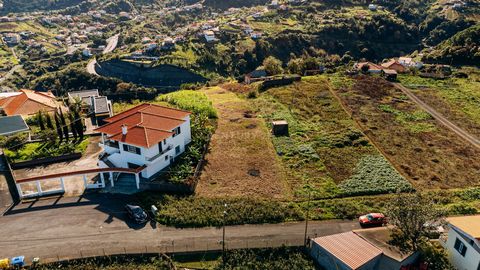 A oportunidade de adquirir este terreno urbanizável de 2.430 m² na freguesia de Porto da Cruz, Madeira, é uma oferta promissora, especialmente para si que procura uma vida tranquila, com conexão à natureza e ao mar. O terreno, dividido em quatro parc...