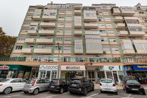 Si vous cherchez une maison dans un quartier central de la ville avec un espace extérieur, c'est peut-être la maison qu'il vous faut ! Découvrez cet appartement de 3 chambres avec 2 terrasses sur l'Estrada da Luz - Laranjeiras. Il se trouve dans un i...