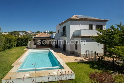 Vive el lujo y la comodidad en Almancil Te presentamos esta espectacular villa que combina la elegancia contemporánea y las comodidades modernas. Construida en 2021, esta propiedad ofrece un estilo de vida único en una ubicación privilegiada. Con una...