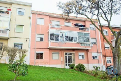 T3 na Damaia de Cima com muito fácil acesso à linha de Sintra, CP e Metro. Imóvel disponível para visitas. Este apartamento situa-se numa zona muito tranquila, a apenas 10 minutos a pé da estação da Reboleira e a 4 minutos da estação da Damaia. ️ Loc...