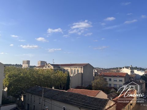 NIMES CHARLEMAGNE T4 DERNIER ETAGE TERRASSE. Situé à 5min à pied des Arènes, dans une petite copropriété, appartement T4 de 74,48m2 LC en dernier étage. Il se compose d'une entrée, séjour ouvert sur une terrasse exposé à l'ouest avec une vue dégagée,...