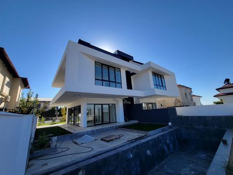 Situé à Kargıcak , dans l’État d’Alanya , le T Villas by AADR offre une expérience de vie raffinée qui allie intimité et luxe. Chacune des deux unités familiales du projet est conçue pour assurer un maximum d’intimité tout en offrant des espaces ouve...