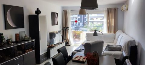 Appartement confortable, parfait pour une personne seule, un couple ou une petite famille. Avec 100 m² construits, il dispose de deux chambres et deux salles de bains complètes, ainsi que d’une fantastique terrasse de 30m² idéale pour profiter toute ...