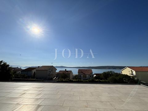 Location: Primorsko-goranska županija, Crikvenica, Crikvenica. Zum Verkauf steht eine Wohnung im Souterrain, die aus einem Wohnzimmer, einer Küche, einem Badezimmer, einem Schlafzimmer und einer unüberdachten Terrasse mit einer Gesamtfläche von 40,66...