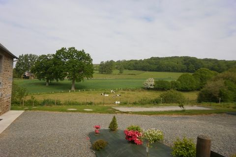 Gîte mitoyen situé à Montgothier, dans la baie du Mont Saint Michel, au coeur du bocage normand. Pouvant accueillir jusqu'à 10 personnes avec ses 5 chambres et sa grande pièce de vie, ce gîte possède des équipements de qualité qui rendront votre séjo...