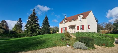 Cette maison traditionnelle de 6 pièces offre une surface habitable d'environ 140 m² sur un terrain spacieux et arboré d'environ 3635 m². A 10 minutes de Gisors, elle bénéficie d'un cadre paisible et verdoyant, avec commodités telles que écoles et co...