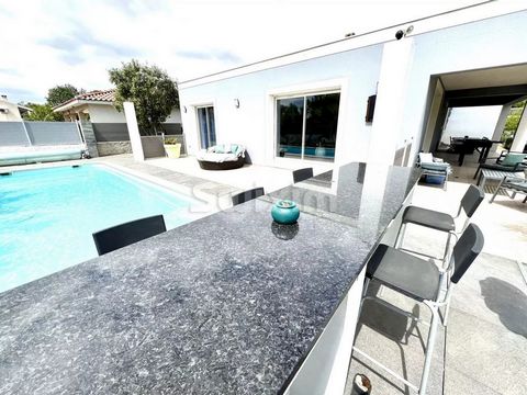 Réf 68701FD: In a residential area of Pomerols, this contemporary single-storey villa set in 743m2 of landscaped grounds features a swimming pool with heat pump and barbecue area. It features quality fittings, comfort, harmony, light and space. A sou...