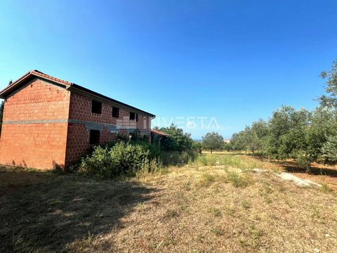 Location: Istarska županija, Vodnjan, Vodnjan. Opportunità eccezionale: Casa al grezzo con vista mare a Vodnjan Descrizione della proprietà: Un'opportunità unica per acquistare una casa in fase di grezzo con una splendida vista mare. La casa è situat...