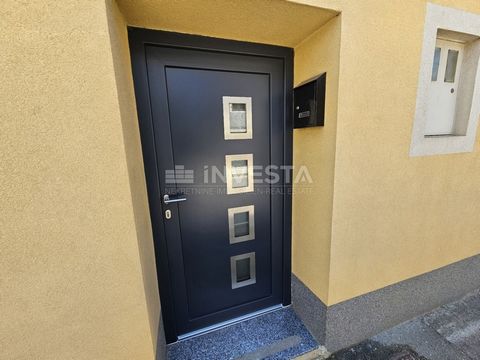 Istrië, Vodnjan, gerenoveerd familiehuis met 3 slaapkamers Te koop gerenoveerd stenen rijtjeshuis, gelegen in Vodnjan. De totale bruto bouwoppervlakte bedraagt 152 m² en beslaat de begane grond en de eerste verdieping. Het huis is gebouwd in de jaren...