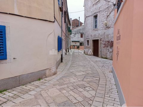 Location: Istarska županija, Poreč, Poreč. Nel centro storico di Poreč è in vendita un bellissimo immobile che offre davvero molte possibilità. Si estende su tre piani e ha una superficie totale di 136 m². Al piano terra è previsto un appartamento st...