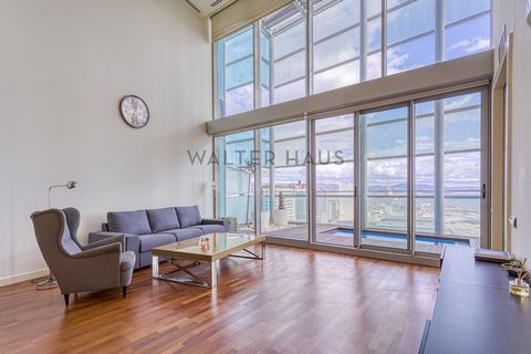 SEASONAL RENTAL. Spectacular duplex penthouse on the seafront, in the exclusive Illa del Mar in Diagonal Mar - Barcelona. The property is distributed over two floors. In the first there is a spacious living room, double-height ceilings and access to ...