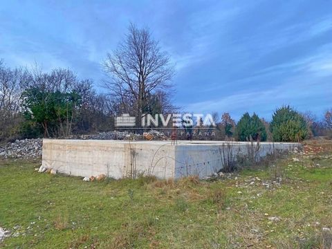 Er wordt een perceel grond te koop aangeboden in Juršići, gemeente Svetvinčenat, met een totale oppervlakte van 20.130 m². Er is een architectonisch project opgesteld voor een woongebouw met een netto-oppervlakte van 95,11 m² en voor een agrarisch ge...