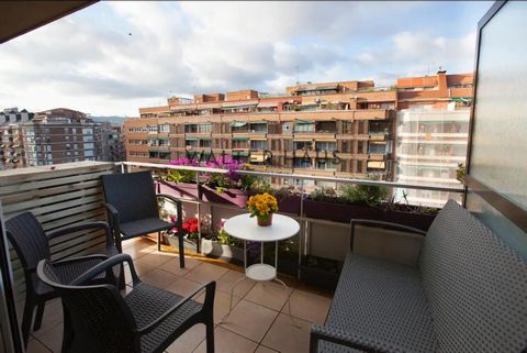 AVAILABLE ONLY UNTIL JANUARY 1 - SEASONAL RENTAL - FURNISHED AND EQUIPPED This spacious 105 m² seasonal apartment, ideal for those looking for a comfortable and flexible stay in Barcelona. Fully furnished, this home has large common areas and quality...