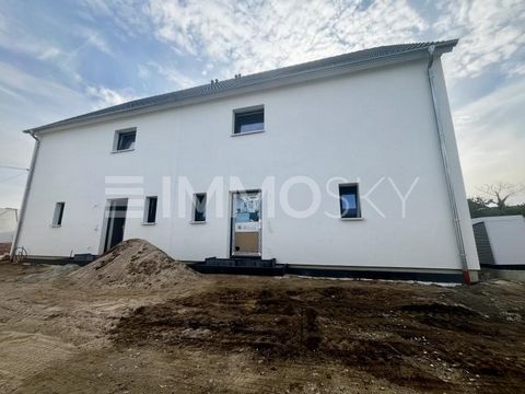 ¡Bienvenido a tu nuevo hogar! Esta nueva y exclusiva casa adosada se encuentra actualmente en construcción y se entregará llave en mano a partir del 01.08.2024. La casa ofrece un confort de vida moderno en una ubicación céntrica y se extiende sobre 1...