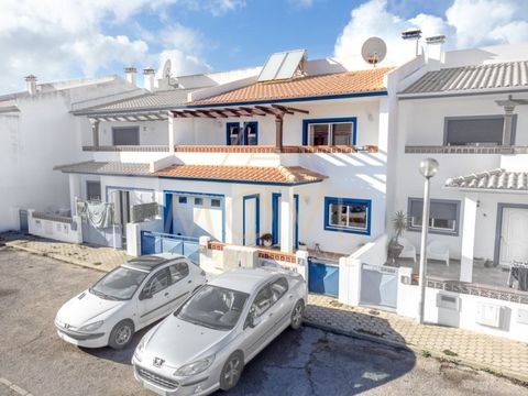 Maison de ville extrêmement spacieuse de 3 chambres à Burgau. Situé dans un cul-de-sac résidentiel calme et à seulement 10 minutes à pied de la plage, cela ferait une maison familiale idéale. À l'extérieur de l'avant de la propriété, vous trouverez b...