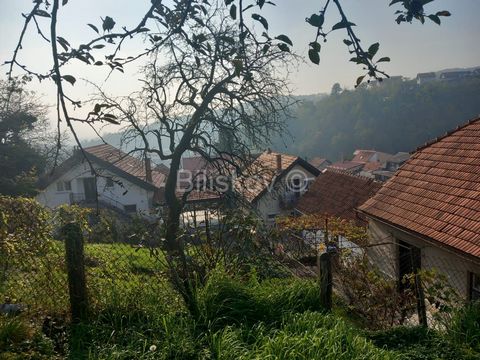 Zagreb, Gornja Kustošija, Doppelhaushälfte von ca. 200 m2 auf einem Grundstück von 359 m2, Baujahr 1964. Das Haus besteht aus einem Erdgeschoss und einem Obergeschoss sowie einem überdachten Dachgeschoss. Im Erdgeschoss befindet sich eine Zweizimmerw...