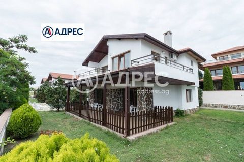 Luxe huis met twee verdiepingen gebouwd in een moderne en eigentijdse stijl, prachtig panorama. De woning is gelegen in een gezellig complex in de stad Sofia. Wit. Eerste verdieping - ruime en zonnige woonkamer met ingerichte keuken, badkamer met toi...