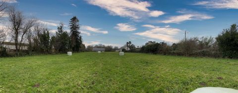 A PERIERS (Manche), Guénaël Fradet megAgence vous propose ce grand terrain CONSTRUCTIBLE pour partie, clôt par de belles haies. D'une surface totale de 5.120 m², dont 1.700 m² constructibles. Le reste est classé en zone agricole au niveau du Plan Loc...