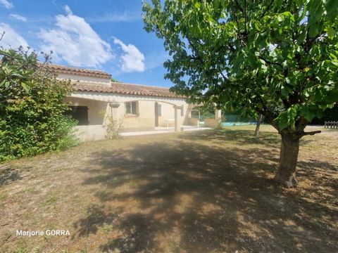 Sur un secteur prisé d'AIX-EN-PROVENCE, Marjorie GORRA vous propose une villa de 134 m² composée d'une véranda d'entrée de 4 m², d'une cuisine aménagée et équipée (four, plaque gaz, hotte, micro-onde, frigo) semi-ouverte sur le salon séjour, 3 chambr...