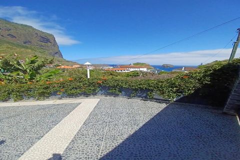 Villa Matilde en Joaquim bieden een rustige kustvakantie met adembenemende uitzichten op Penha D'Águia en de Atlantische Oceaan. Deze rustige villa ligt in het pittoreske dorpje Porto da Cruz en biedt gemakkelijke toegang tot wateractiviteiten zoals ...