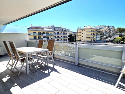 Apartamento com grande terraço de topo e duas varandas com possibilidade de oferta de jacuzzi. Apartamento de topo com dois pisos muito charmoso e soalheiro com vista desafogada, localizada a dez minutos a pé da baixa de Cascais, perto de zonas verde...