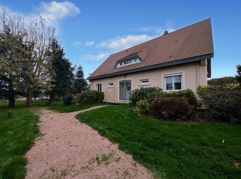 C'est dans un cadre bucolique, à 5 minutes en voiture du centre-ville de Paray-le-Monial, que se trouve cette grande maison de 190m². Succombez à son charme familial avec ses 6 chambres (dont 2 au rez-de-chaussée), ses 2 salles d'eau, et son vaste es...