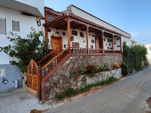 Schönes Landhaus in Moya, komplett ausgestattet. Zu beziehen, Gebaut auf einem Grundstück von 130 m2. Mit 4 Schlafzimmern sowie Küche, Wohnzimmer und 2 Badezimmern, Klimaanlage, Terrasse mit Aussicht. und Dachterrasse, plus ein rustikales Grundstück,...