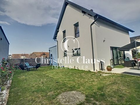 ESCLUSIVAMENTE nella tua agenzia Christelle Clauss Immobilier a Sélestat, vieni a scoprire questa recente costruzione del 2022 con una superficie di 115m2 energeticamente molto ben classificata, il tutto su un terreno boschivo di 3 ares19. Questa oas...