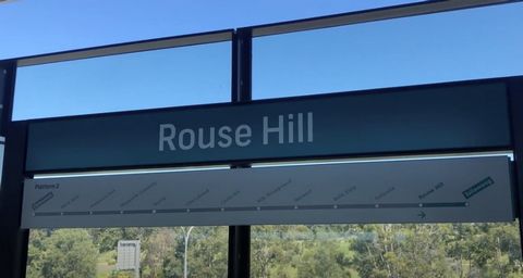 Diese wunderschön präsentierte Doppelhaushälfte bietet modernes Wohnen in einem lebendigen, neu entwickelten Viertel im Herzen von Rouse Hill. Die Immobilie eignet sich perfekt für Familien oder Erstkäufer und kombiniert geräumiges, pflegeleichtes Wo...