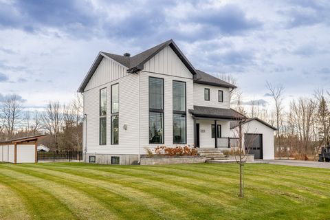 WOW ! Magnifique propriété bénéficiant d'une grande luminosité dû à sa grande fenestration. Construction 2022 totalement aménagée sur 3 étages, mezzanine et escalier central. Confort de planchers chauffants, foyer au salon, cuisine tendance et grand ...