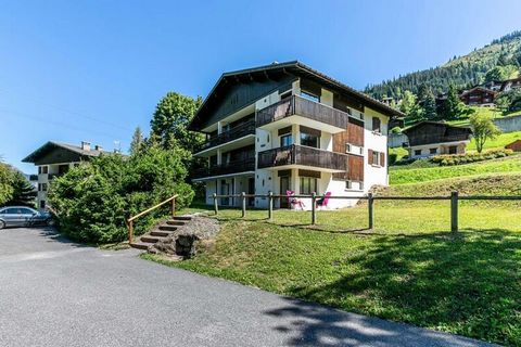 Gelegen in de ARAVIS-vallei, op 3,2 km van het dorp, op 200 m van de ETALE-telemix en op 600 m van het vertrek van de stoeltjeslift LA COMBE DES JUMENTS, op 200 m afstand. VLOEREN I / Nr. 8 Beoordeling: 3*** / 4 REIZIGERS 2 KAMERS / 4 reizigers / 39 ...