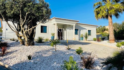 Wunderschöne, kürzlich renovierte Villa mit 4 Schlafzimmern , modernem Design , Schwimmbad und großen Grünflächen , in einer ruhigen Urbanisation im friedlichen Dorf Boliqueime, Algarve . Im Erdgeschoss befinden sich alle Wohnräume, was die Zirkulati...