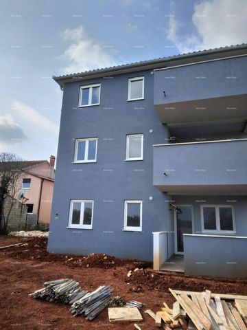 Neubau! Wohnhaus, in dem noch 4 Wohnungen leer stehen. Eine Wohnung im zweiten Stock mit großer Terrasse und drei Wohnungen im Erdgeschoss des Gebäudes, ebenfalls mit großen Terrassen. Apartment A - befindet sich im Erdgeschoss des Gebäudes und beste...