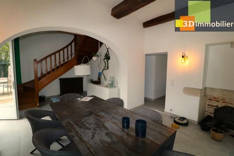 Située à seulement 5 km au sud de Lons-le-Saunier, cette charmante maison en pierre offre un espace habitable de 188 m², réparti sur un terrain de 611 m² avec un terrain supplémentaire non attenant de 2721 m². Le rez-de-chaussée dispose d'une impress...