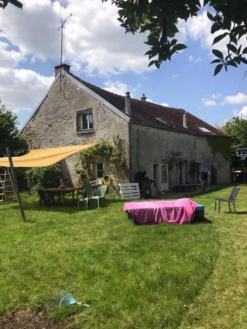 Charmante maison en pierre située à 3 kms de Beton-Bazoches et ses commerces. A 19 kms de Provins et proche de l'axe N4. Cette bâtisse sans vis-à-vis, de 155 M2, sur un terrain de 1000 M2 compte 5 chambres spacieuses et un espace de vie d'environ 51 ...