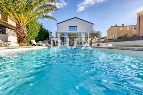 Location: Istarska županija, Rovinj, Rovinj. ISTRIA, ROVIGNO - Un'imponente villa familiare situata in una posizione tranquilla vicino al centro città Si tratta di una villa familiare di alta qualità di nuova costruzione con un carattere imponente ch...