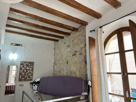 Opportunité unique dans la partie historique de la Part Alta de Tarragone ! Nous vous présentons en exclusivité ce magnifique triplex à vendre, situé dans l’un des quartiers les plus emblématiques et les plus recherchés de Tarragone. Cette élégante p...