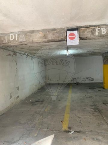 Garage te koop Parkeerplaats in de omgeving van Campanhã. Locatie dicht bij de belangrijkste toegangen tot de stad Porto en de belangrijkste snelwegen voor zowel noord- als zuidrichtingen. Voldoende ruimte om gemakkelijk te manoeuvreren, met automati...