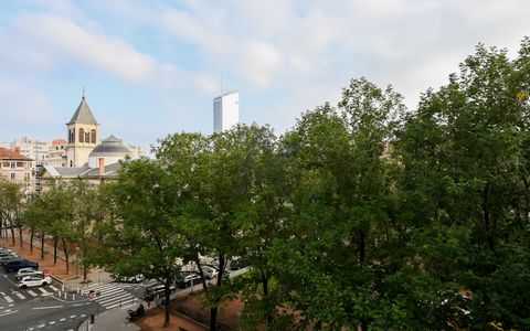 Idéalement situé sur la Place Edgar Quinet, en plein coeur du 6ème arrrondissement, ce bel appartement de 93,8 m2 est à proximité de toutes les commodités et du métro Foch. Situé au 3ème étage avec ascenseur d'un immeuble de bon standing, cet apparte...